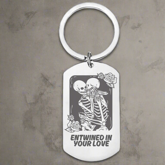 Stainless steel keyring with two skeletons and “Entwined in Your Love” laser engraving – gothic couple gift, romantic emo keychain accessory