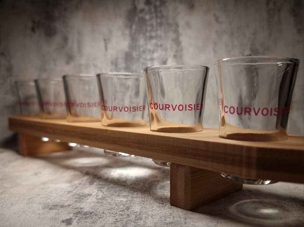 Custom engraved wooden shot paddle with 6 clear shot glasses – personalised party gift set for birthdays, weddings, and entertaining