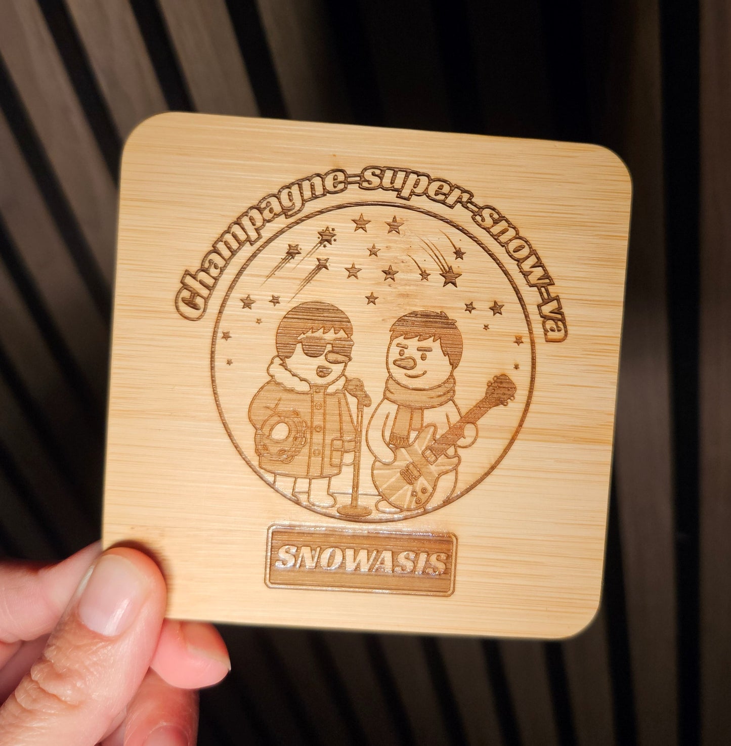 Champagne Super-Snow-Va Snowasis Beer Glass – Funny Oasis-Inspired Christmas Gift, Two Snowmen Liam & Noel Design, Festive Pint Glass for Music Lovers